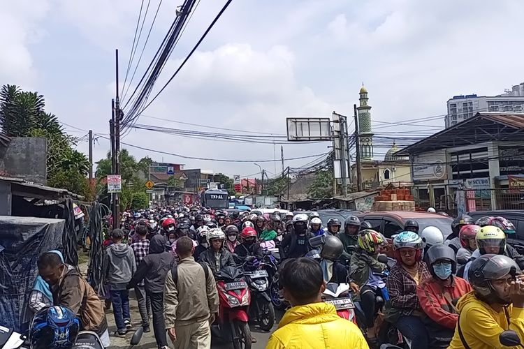 Kemacetan parah terjadi di Jalan Raya Ciawi arah ke Puncak Bogor, Jawa Barat, Selasa (25/4/2023) siang