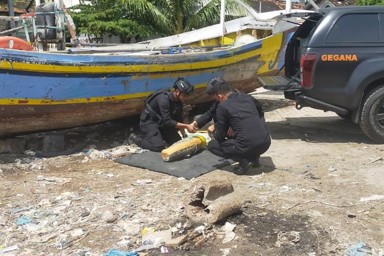 Petugas dari tim Jibom Gegana Polda Jawa Timur, saat melakukan evakuasi mortir yang ditemukan nelayan di Paciran, Lamongan, Jawa Timur, Minggu (14/8/2022). 