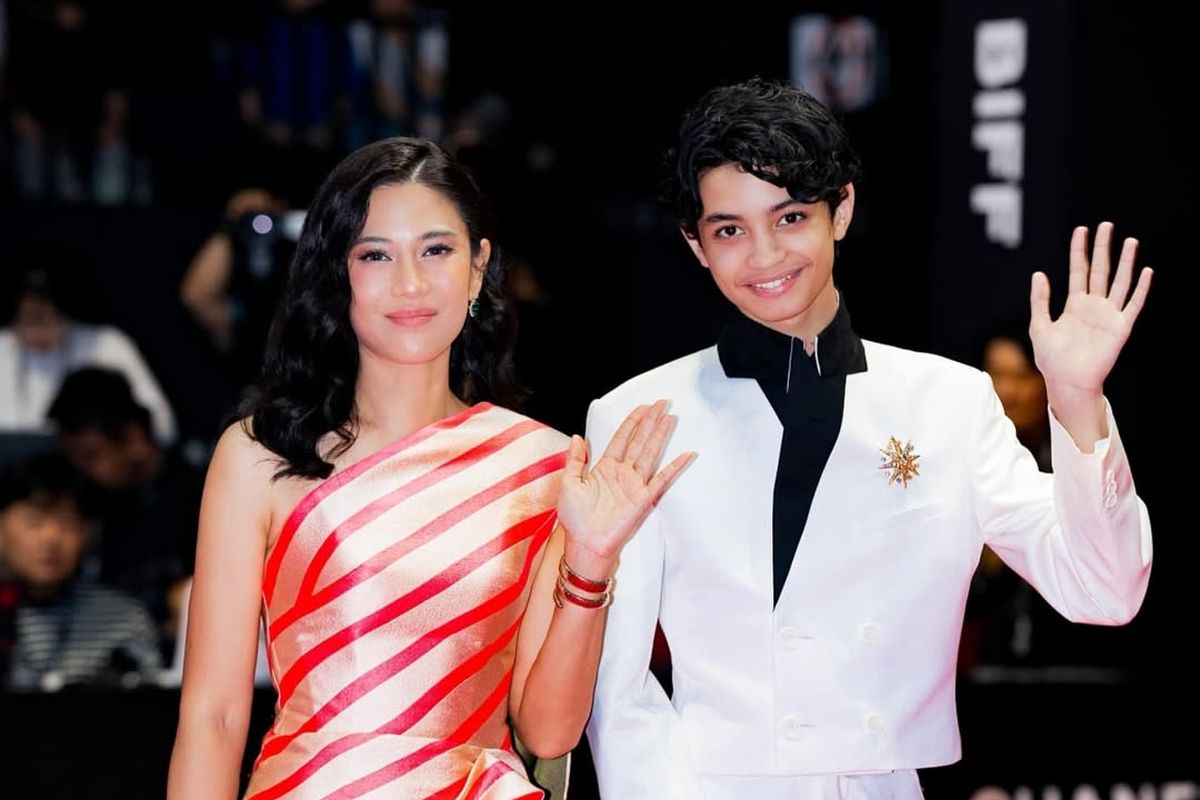 Dian Sastrowardoyo tampil memesona di BIFF 2025. Gaun stripes rancangan Sebastian Gunawan hingga reuni dengan Nicholas Saputra jadi sorotan.