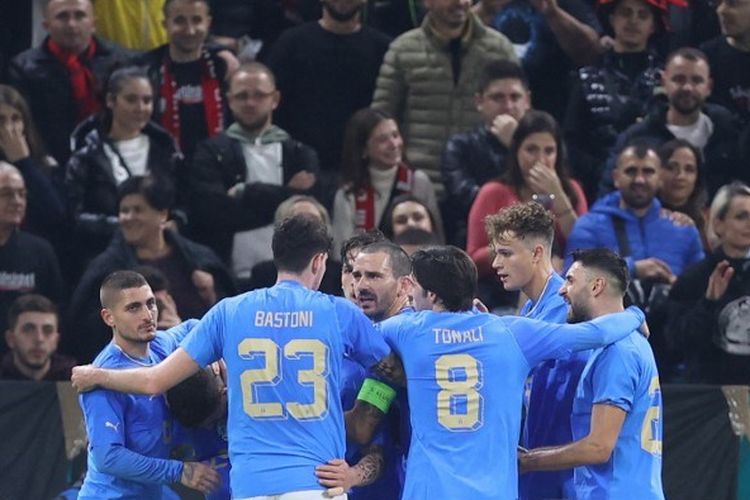 Pemain-pemain Italia melakukan selebrasi usai mencetak gol ke gawang Albania dalam laga uji coba di Stadion Air Albania, Tirana, 16 November 2022.