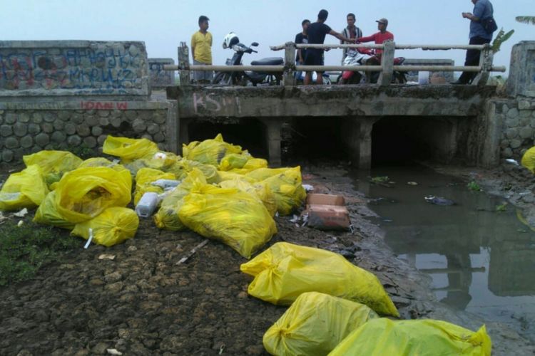 Limbah medis ditemukan di kawasan mangrove di Dusun Sukamulya, RT 002 RW 002, Desa Pusakajaya Utara, Kecamatan Cilebar, Kabupaten Karawang, Minggu (9/9/2018).