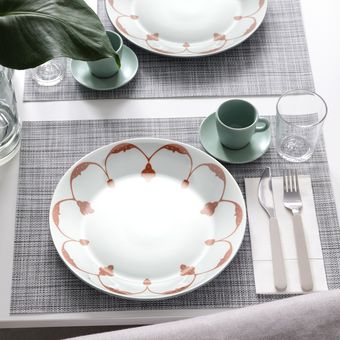 Koleksi GOKVÄLLÅ dari Ikea untuk ruang makan berupa peralatan makan, seperti piring, gelas, dan sendok.
