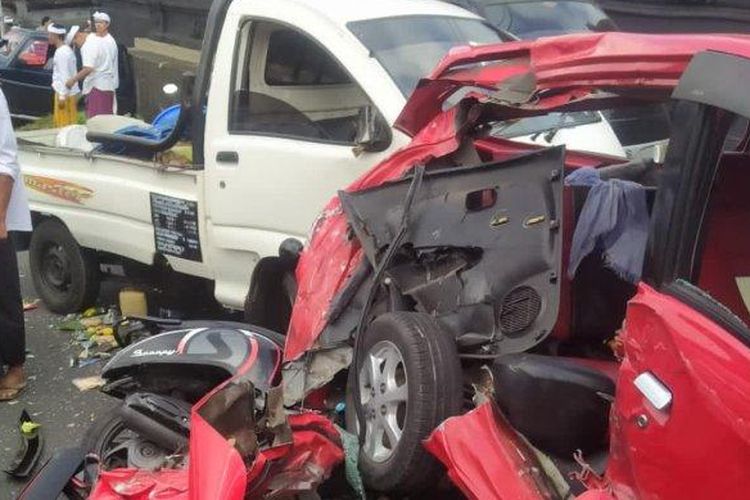 Kondisi kendaraan pada kecelakaan maut di Baturiti Tabanan, Sabtu 18 Juni 2022 
