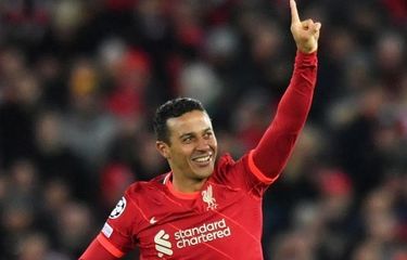 Gelandang Liverpool, Thiago Alcantara, berselebrasi usai mencetak gol ke gawang Porto di Anfield pada laga kelima Grup B Liga Champions.