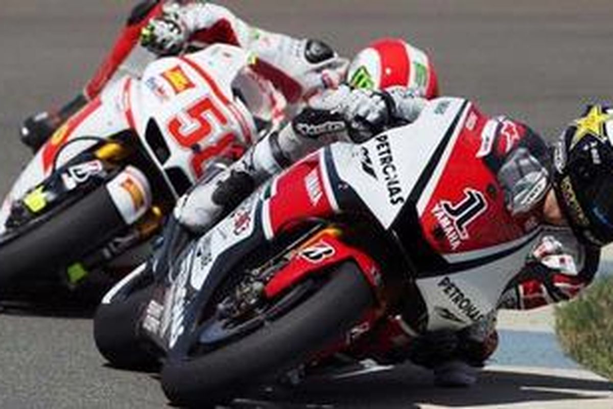 Pebalap Yamaha, Jorge Lorenzo (depan), bersaing dengan pebalap Gresini Honda, Marco Simoncelli, pada balapan GP Indianapolis, Minggu (28/8/11).