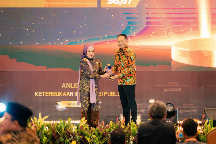 Direktur Utama InJourney Maya Watono menerima penghargaan Keterbukaan Informasi Publik 2025.