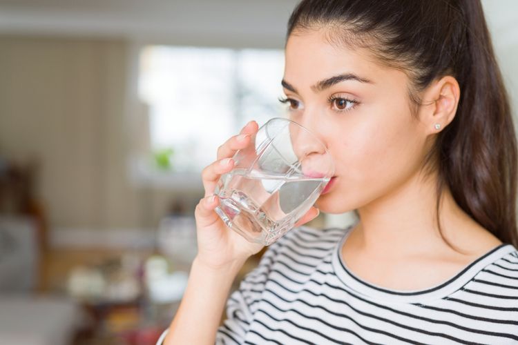 Manfaat minum air putih di pagi hari.