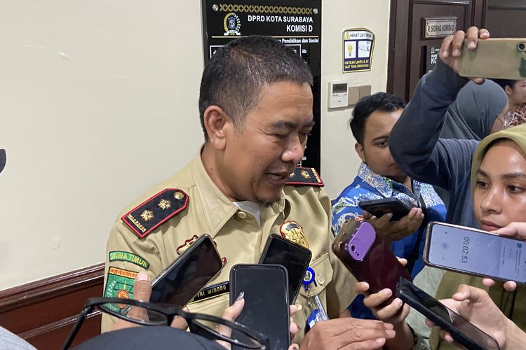 Kepala Bidang Pengawasan dan K3 Disnaker Trans Provinsi Jawa Timur, Tri Widodo saat menghdiri hearing DPRD Surabaya, Selasa (15/4/2025)