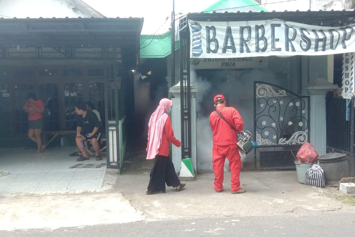 Dinkes melakukan fogging untuk mengatasi serangan chikungunya di Kecamatan Blabak, kota Kota Kediri, Jawa Timur , Senin (6/1/2025).