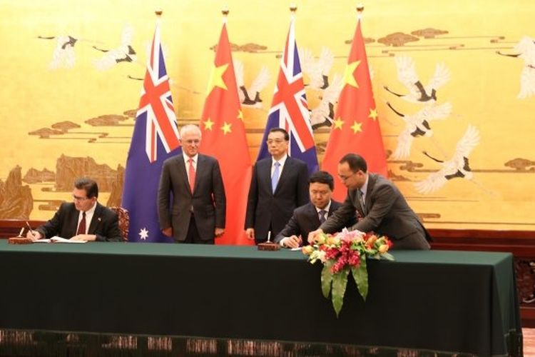 Presiden dan Wakil Rektor UNSW Australia Ian Jacobs menandatangani program kerja sama Torch Innnovation Precinct bersama mantan Perdana Menteri Malcolm Turnbull dan PM China Li Keqiang di Great Hall of the People di Beijing.