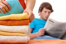 Benarkah Pria Berpenghasilan Besar Enggan Membantu Pekerjaan Rumah?