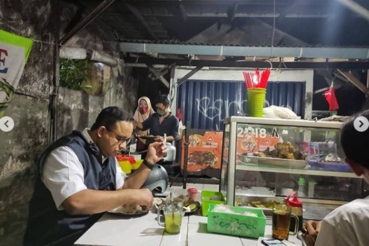 Gubernur DKI Jakarta Anies Baswedan blusukan ke warung pecel lele di Lebak Bulus, Jakarta Selatan, Kamis (25/3/2021)