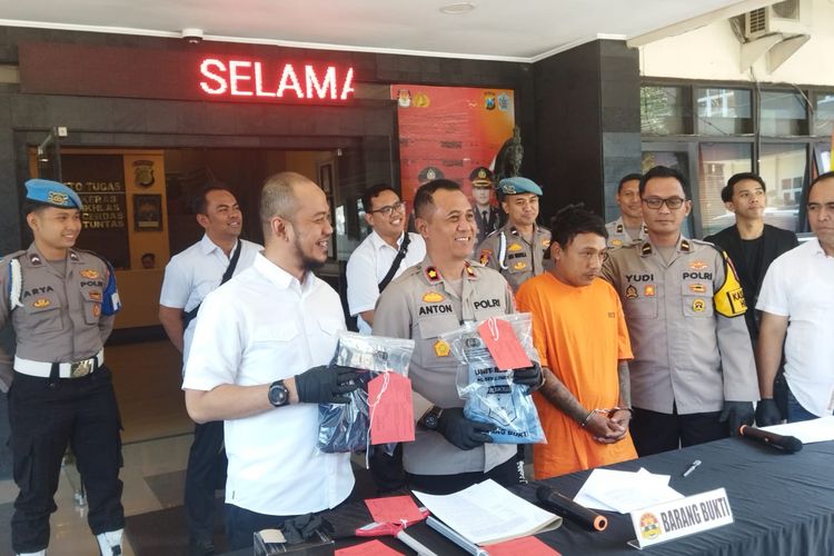 Pelaku (berbaju tahanan orange) yang melakukan eksibisionisme di Jalan Raya Tlogomas, Gang I RT 5 RW 6, Kecamatan Lowokwaru, Kota Malang, Jawa Timur.