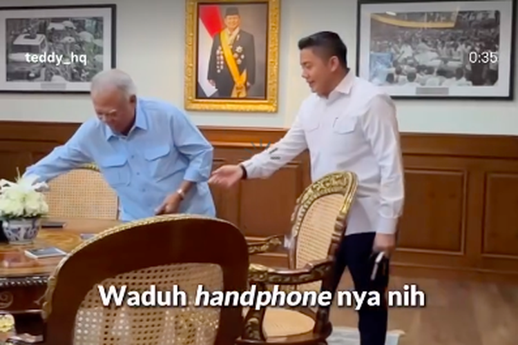 Seskab Teddy Puji Basuki yang Konsisten Gunakan HP Nokia Lawas