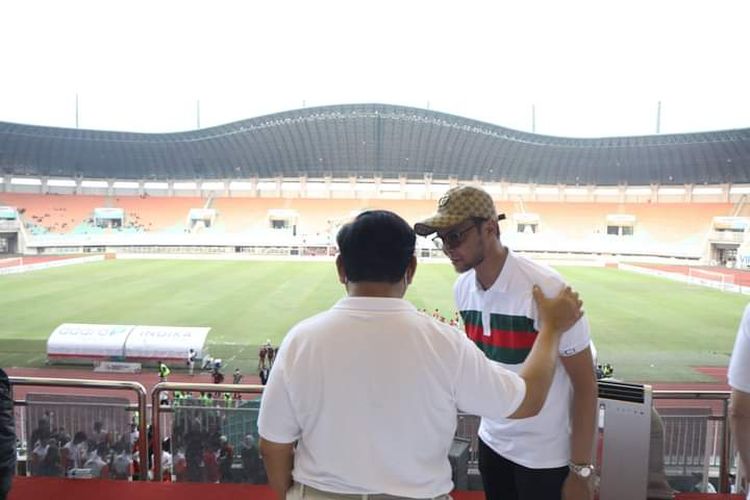 Menteri Pertahanan RI Prabowo Subianto dibisiki Ketua Gerindra Aceh TA Khalid dalam penutupan partai final Nusantara Open 2022 di Stadion Pakansari, Cibinong, Bogor, Senin, (1/8/2022)