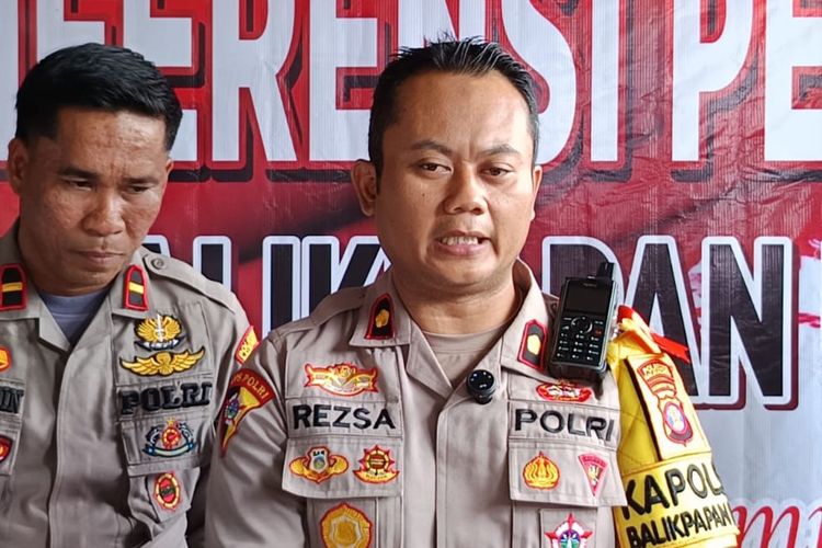 Viral Video Pria Berhelm Merah Bawa Parang di Atas Atap di Balikpapan, Polisi: ODGJ Kambuh, Bukan Begal