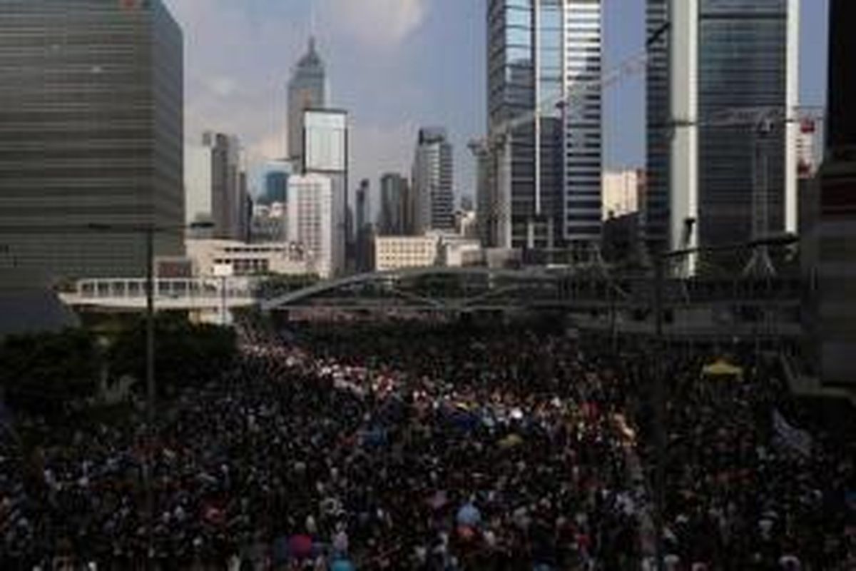 Massa pro-democrasi berkumpul dalam demonstrasi di pusat kota Hong Kong, 29 September 2014. Demonstrasi dilakukan untuk menentang keputusan pemerintah Beijing yang meniadakan pemilihan langsung untuk penguasa wilayah Hongkong pada 2017.