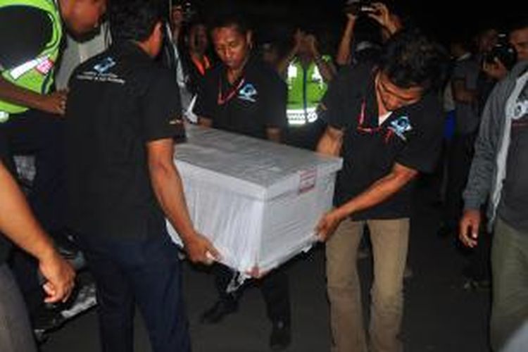 sejumlah petugas Bandara InternaVional Lombok mengangkut peti jenazah salah seorang dari empat TKI korban penembakan polisi Malayia, Rabu malam (16/10/2013). Keempat jenazah TKI langung diberangkatkan dengan ambulan ke kampung halaman mereka di kecamatan Buer, Kabupaten sumbawa.  