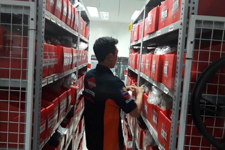 Seorang petugas bengkel tengah mencari spare part di ruang penyimpanan yang ada di bengkel Astra Motor Central Jakarta, Selasa (4/9/2018). 