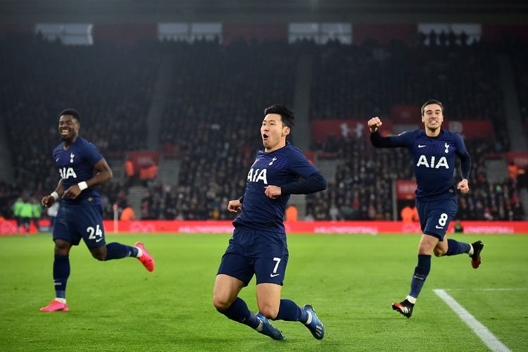 Penyerang Tottenham Hotspur Son Heung-Min (tengah) berselebrasi setelah mencetak gol dalam pertandingan putaran keempat Piala FA antara Southampton vs Tottenham Hotspur di St Marys Stadium di Southampton, Inggris, pada 25 Januari 2020.