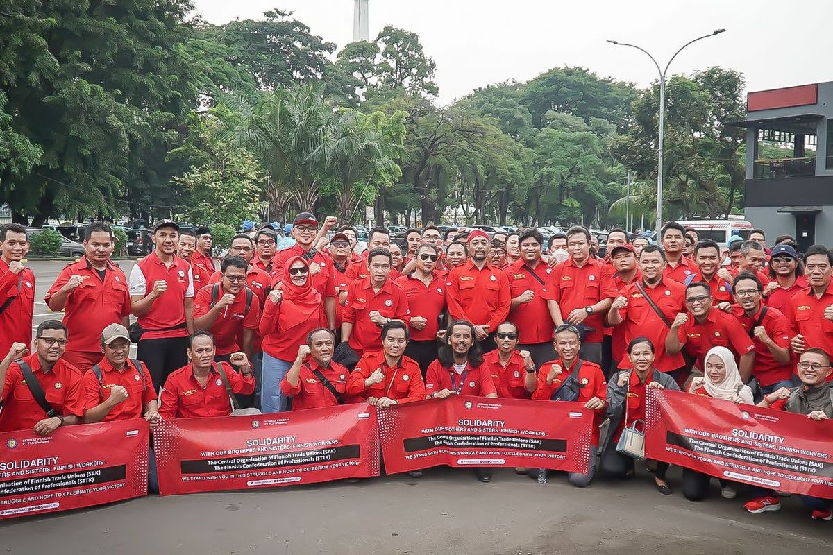 Serikat Pekerja PT PLN (Persero) menggelar apel peringatan May Day 2024 atau Hari buruh Internasional pada 1 Mei 2024 di Gambir, Jakarta.