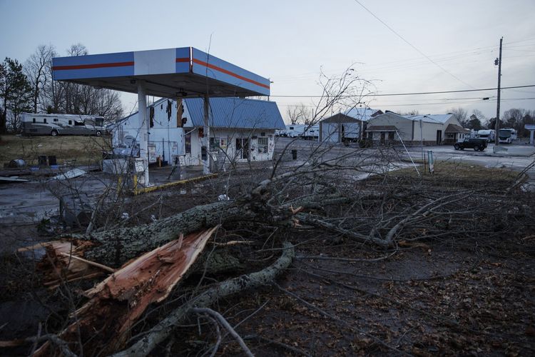 Tornado menghancurkan tempat-tempat bisnis di Mayfield, Kentucky, Amerika Serikat, Sabtu (11/12/2021).