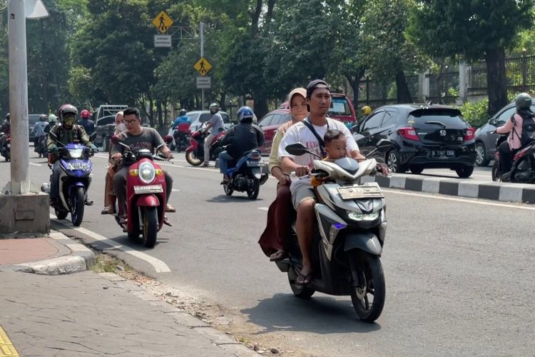 Banyak pengendara motor yang masih nekat lawan arah di putaran Gardu, sebelum Universitas Pancasila, Lenteng Agung