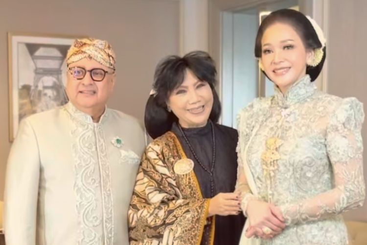 Tampilan serasi Maia Estianty dan Irwan Mussry dalam busana rancangan Anne Avantie di akad nikah Al Ghazali dan Alyssa Daguise.