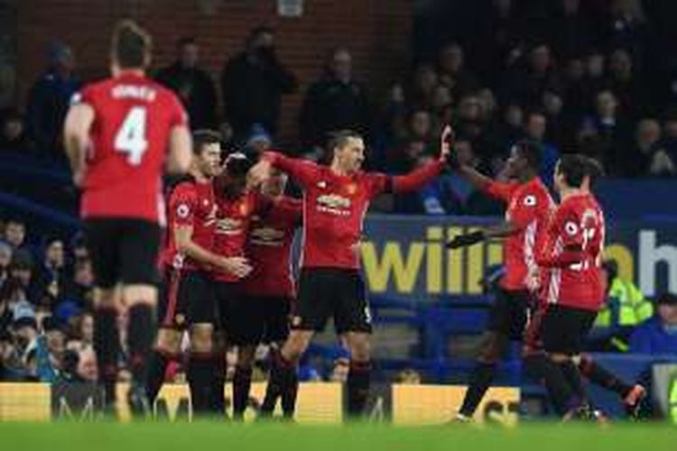 Striker Manchester United, Zlatan Ibrahimovic (tengah), merayakan gol ke gawang Everton bersama rekan-rekannya, dalam lanjutan Premier League di Stadion Old Trafford, Minggu (4/12/2016).