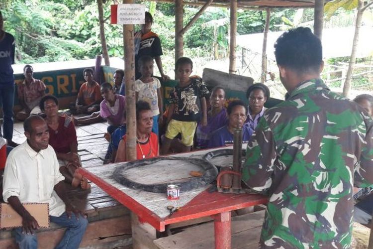 Satuan Tugas Pengamanan Perbatasan (Satgas Pamtas) Yonif 405/Surya   Kusuma, Minggu (15/10/17)  kemarin, mengadakan pelatihan keterampilan bagi warga.   Antara lain pelatihan membuat kurungan ayam, pembuatan piring berbahan lidi,   pembuatan bingkai foto dengan memanfaatkan bekas bungkus rokok dan pelatihan   menambal ban.