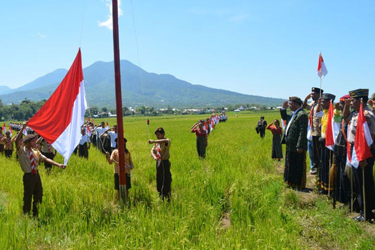 Komunitas Pencinta Ruteng menggelar kegiatan pengibaran 1.000 bendera Merah Putih pada hari Sumpah Pemuda, Sabtu (28/10/2017) untuk mempromosikan keunikan persawahan Lingko Lodok Meler di Kecamatan Ruteng, Kabupaten Manggarai, Flores, Nusa Tenggara Timur.