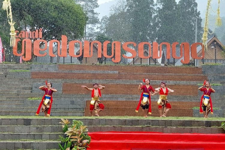 Di tengah hujan deras, penari menampilkan kemampuannya saat pembukaan Candi Gedongsongo pasca-revitalisasi, Kamis (7/3/2024)
