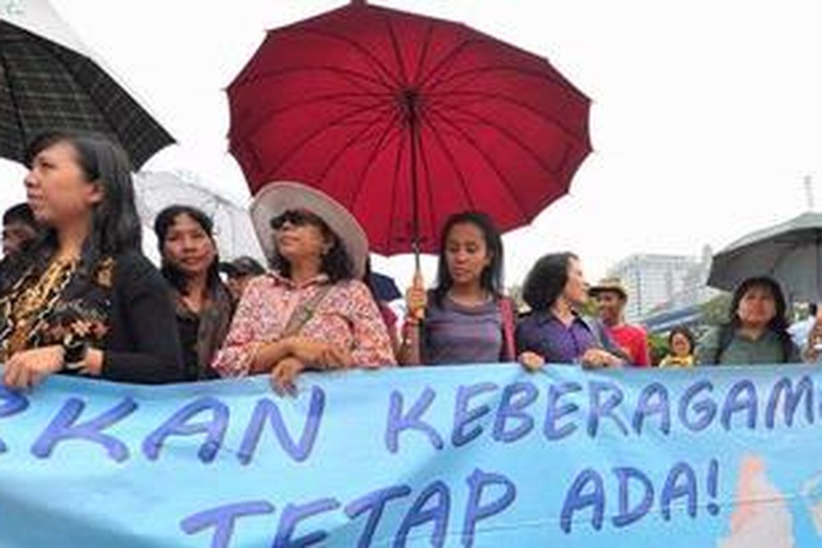 Jemaat GKI Taman Yasmin Bogor menggelar aksi keprihatinan di depan Istana Negara, Jakarta, Minggu (29/1/2012). Dalam aksi ini jemaat GKI Taman Yasmin meminta Presiden SBY memberikan perlindungan dan rasa keadilan bagi mereka untuk menjalankan ibadah.  