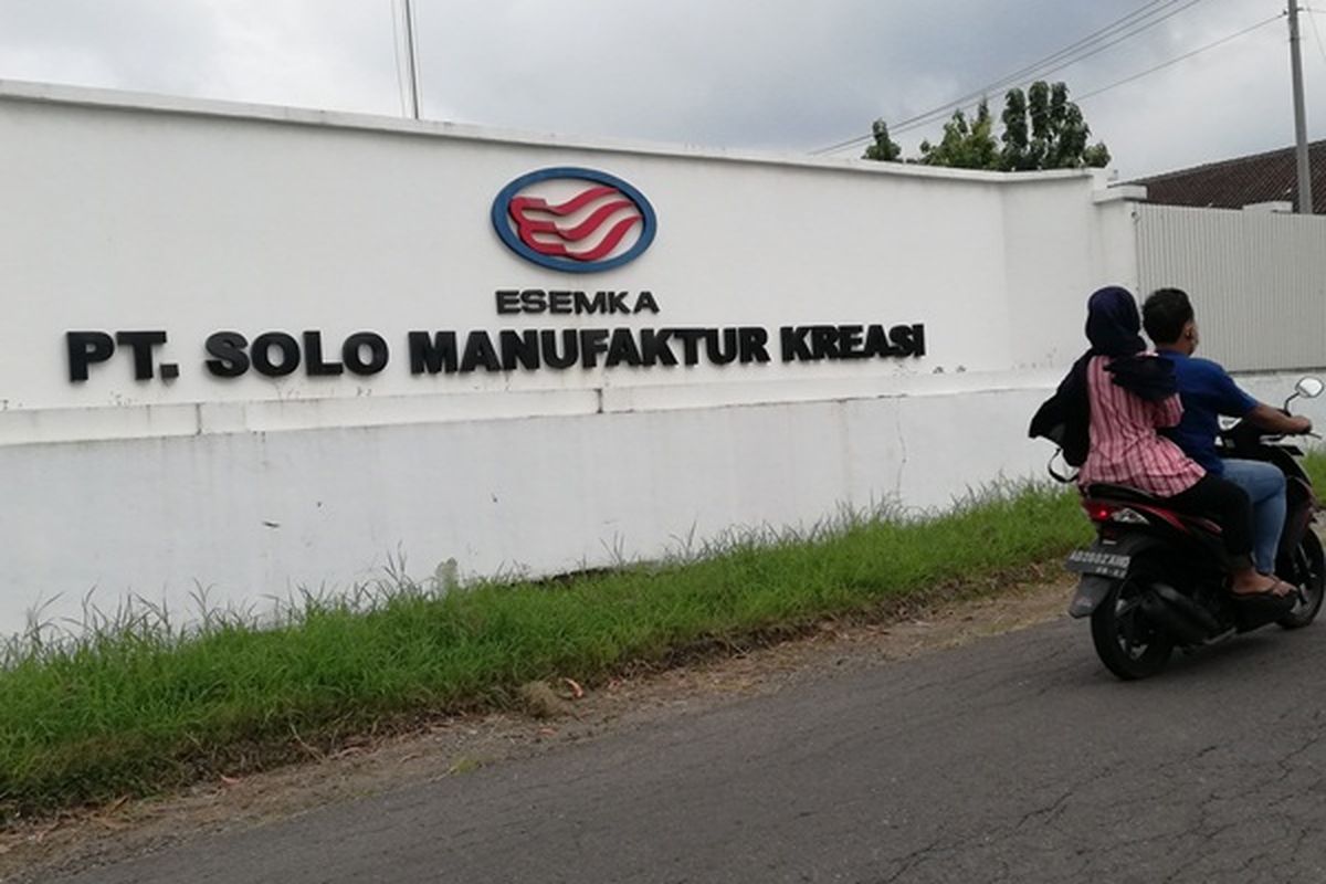 pengendara melintas di depan pabrik PT Esemka, di Boyolali, Jateng. PT adalah sebuah badan usaha yang didirikan berdasarkan aturan di Indonesia yakni UU Nomor 40 Tahun 2007 (arti PT).