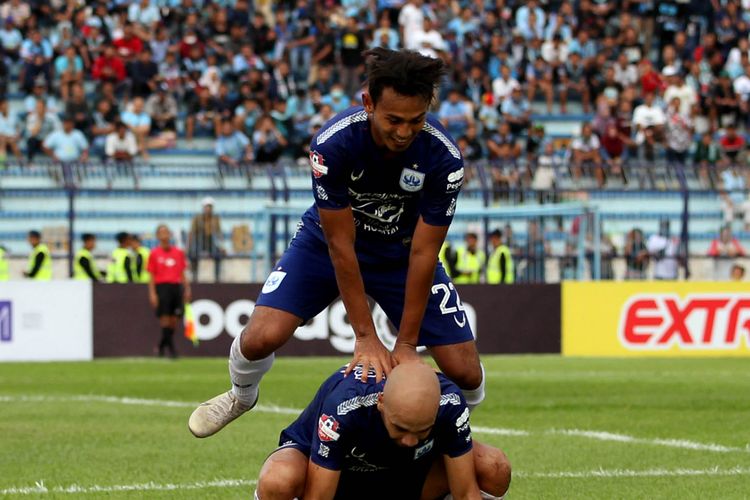 Pemain asing PSIS Semarang Bruno Silva melakukan aksi selebrasi bersama Hari Nur Yulianto seusai mencetak gol ketiga ke gawang Persela Lamongan pada pekan kedua Liga 1 2020 yang berakhir dengan skor 2-3 di Stadion Surajaya Lamongan, Jawa Timur, Sabtu (07/03/2020) sore.