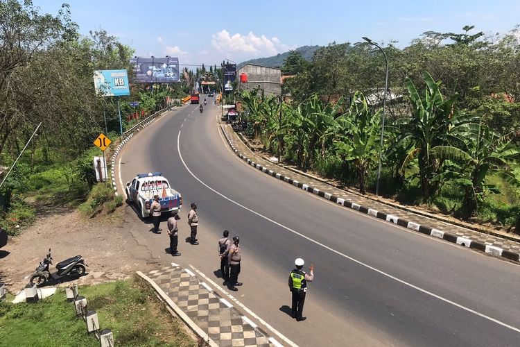 Arus lalu lintas di perbatasan Jateng-Jabar, tepatnya di Kabupaten Cilacap, Jawa Tengah, lengang, Selasa (26/4/2022).