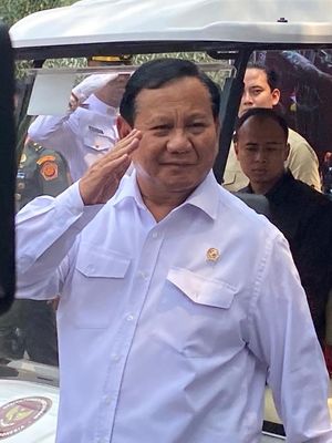 Menteri Pertahanan Prabowo Subianto usai membuka 'Simposium Geopolitik & Geostrategis Global serta Pengaruhnya terhadap Indonesia' di kompleks Kementerian Pertahanan, Jakarta Pusat, pada Kamis (2/11/2023).