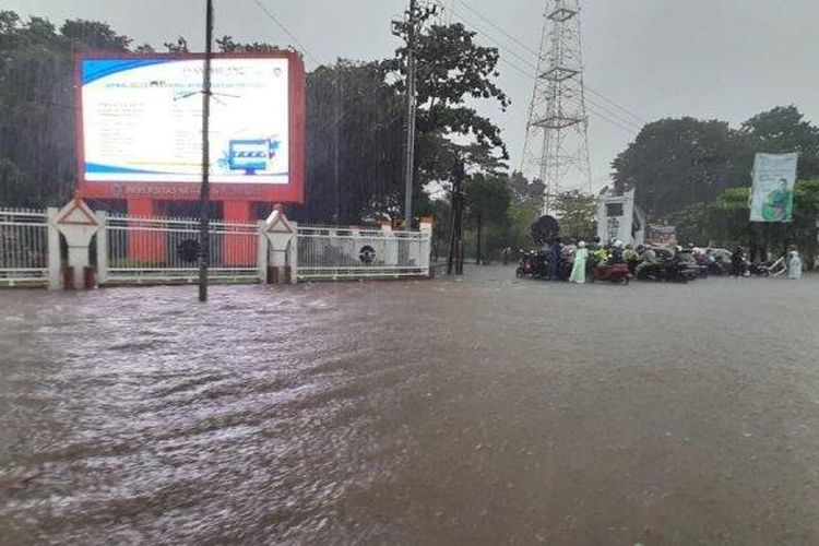 Situasi banjir terkini di Jl AP Pettarani depan kampus UNM, Makassar, Senin (13/2/2023). Wali kota Makassar ungkap penyebab banjir yang terjadi di Makassar. 

