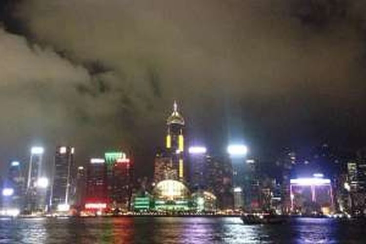 Pemandangan lampu gedung-gedung di Hongkong Mainland dilihat dari area Victoria Harbour Tsim Sha Tsui. 