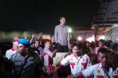 Dikerubuti Ribuan Pendukung, Jokowi Naik Motor Gerobak Sayur