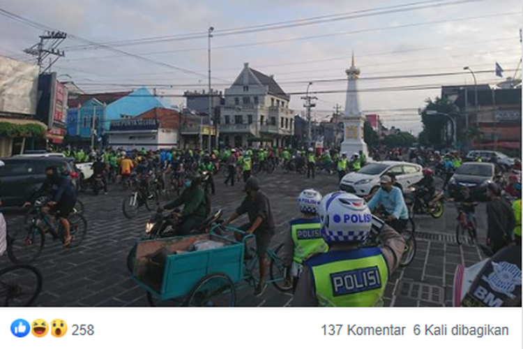 Tangkapan layar unggahan ramainya pesepeda di area Tugu Yogyakarta, Minggu (12/7/2020) pagi.