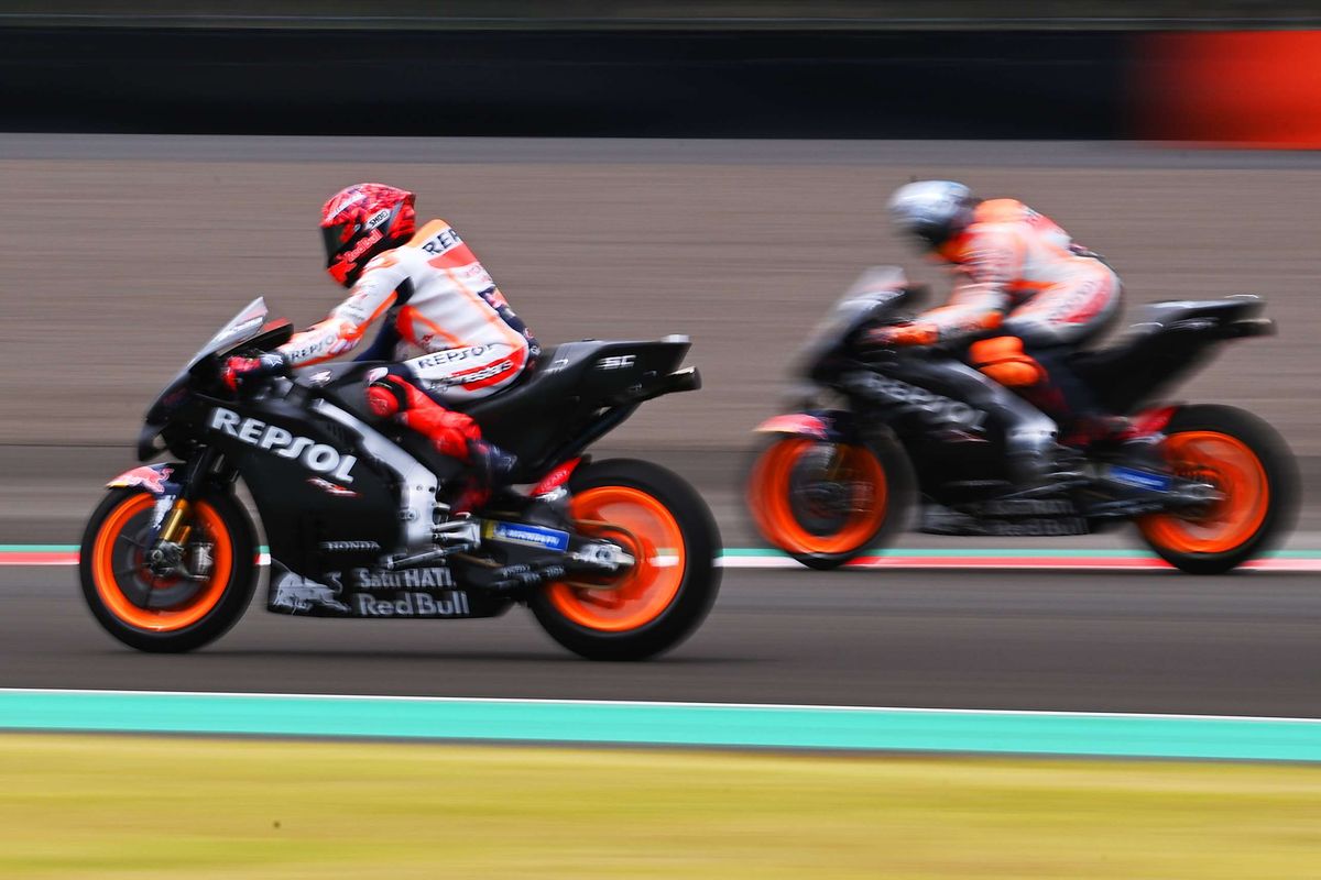 Pembalap Repsol Honda Team MotoGP Marc Marquez (kiri) dan Pol Espargaro memacu kecepatan sepeda motor saat sesi tes pramusim MotoGP 2022 di Pertamina Mandalika International Street Circuit, Lombok Tengah, NTB, Jumat (11/2/2022). Sesi tes pramusim di sirkuit Mandalika tersebut akan berlangsung hingga Minggu (13/2/2022).