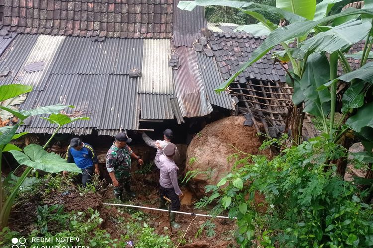 Baru besar yang menimpa rumah warga 