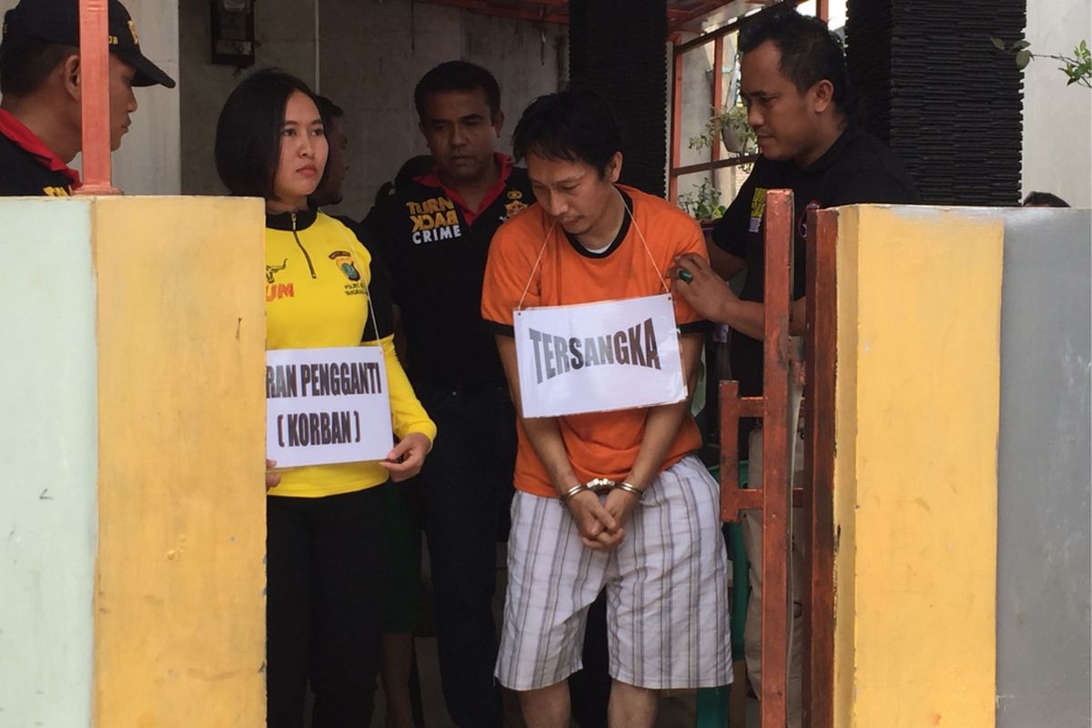 Polres Metro Tangerang menggelar tahapan rekonstruksi kasus pembunuhan bos kedai bakmi di Tangerang oleh tersangka bernama Jonny Setiawan di Cipondoh, Kota Tangerang, Rabu (4/10/2017). 