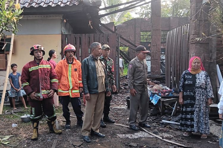 Petugas usai memadamkan api di lokasi kebakaran rumah di Banyuwangi, Jawa Timur, Selasa (31/10/2023)