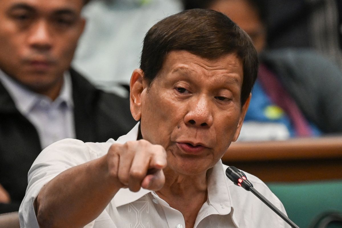 Mantan Presiden Filipina Rodrigo Duterte saat menghadiri sidang senat mengenai perang narkoba selama masa pemerintahannya, di Manila, 28 Oktober 2024. Rodrigo Duterte kemudian ditangkap pada 11 Maret 2025 atas perintah Mahkamah Pidana Internasional (ICC).