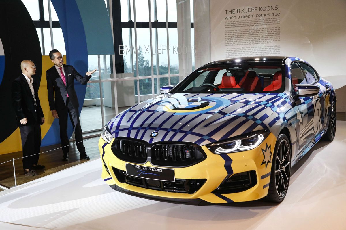 BMW M850ixDrive Gran Coupe edisi spesial THE 8 X JEFF KOONS diperkenalkan di Jakarta, Selasa (25/10/2022). BMW menggandeng Jeff Koons untuk membuat 99 unit Seri 8 Gran Coupe jadi lebih keren, yang disebut sebagai proyek THE 8 X JEFF KOONS. Pertama kali mobil hasil kolaborasi ini dipamerkan di Amerika dan salah satu unitnya kini dipajang di Indonesia.