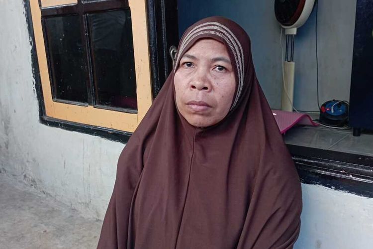 Fitriah (40), ibunda Fadila, menginginkan suaminya dihukum mati karena telah membunuh putrinya. Hal itu disampaikan Fitriah di rumahnya, Minggu (22/10/2023).