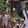 Mengenal Mesuryak, Tradisi untuk Memberikan Bekal Pada Leluhur di Bali
