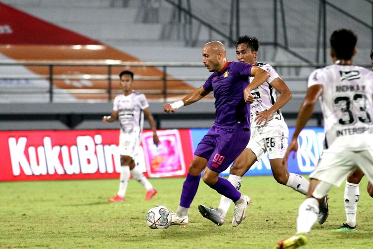 Pertandingan Liga 1 antara Persik Kediri vs Bali United di Stadion Kapten I Wayan Dipta, Gianyar, Bali, Kamis (31/3/2022).